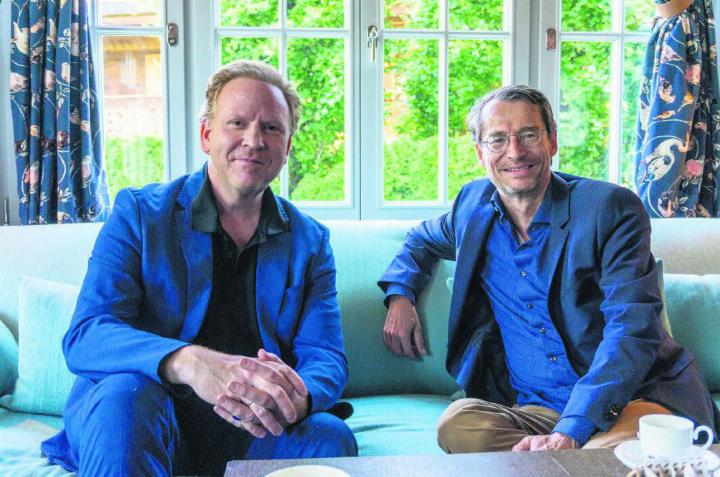 Daniel Hope (links), zukünftiger künstlerischer Leiter des Gstaad Menuhin Festivals & Academy, und Christoph Müller, amtierender künstlerischer Leiter, bei einem Interview mit dem AvS.