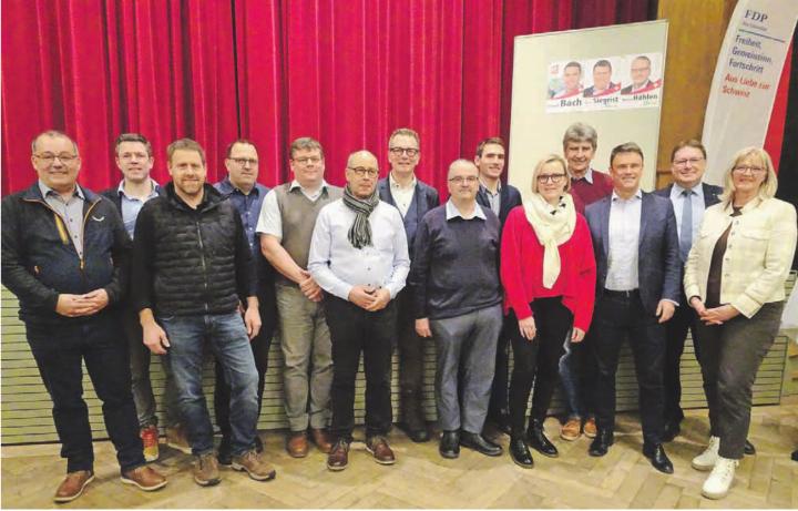 14 Personen nutzten die Gelegenheit, sich in Saanen den Wähler:innen vorzustellen: (vlnr) René Müller (SVP), Philipp Reber (FDP), Jürg Grünenwald (SVP), Thomas Kernen (FDP), Reto Siegrist (SVP), Andreas Müller (FDP), Raphael Lanz (SVP), Mario Hählen (SVP), Simon Bach (SVP), Astrid Bärtschi (Mitte), Hans Schär (FDP), Philippe Müller (FDP), Daniel Bichsel (SVP) und Anne Speiser (SVP). FOTOS: SVP SAANEN/FDP SAANENLAND