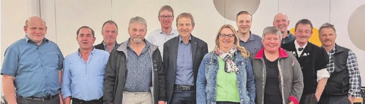 «SVP bi de Lüt» (von links): Ernst Wandfluh, Hans Walker, Christian Moor, Ueli Abplanalp, Nicola Ummel, Erich von Siebenthal, Heidi Rubi Huber, Niels Fiechter, Verena Müllener-Matti, Rolf Aegerter, Kilian Wyssen, Emanuel Raaflaub-Kohli. FOTOS: ZVG