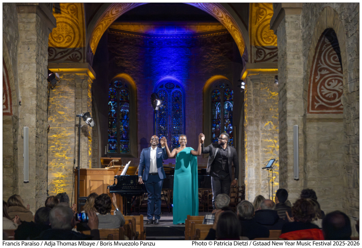 Die drei Musiker nehmen in der romanischen Kirche Rougemont den Applaus für ihren berührenden «Stimmen Afrikas»-Abend entgegen. (Foto: Patricia Dietzi)