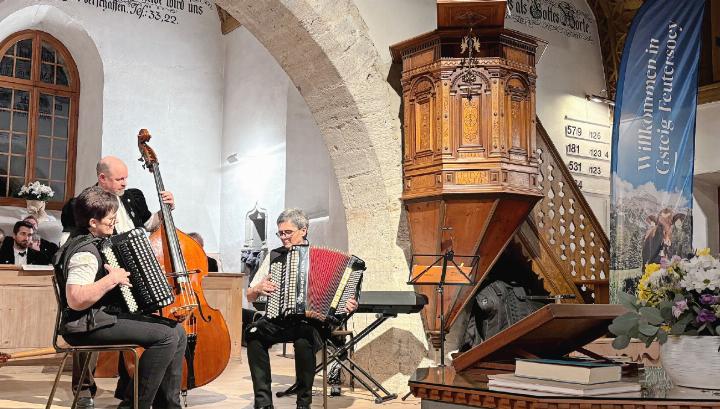 Das «Echo d’Oex Alpes».   FOTOS: ZVG