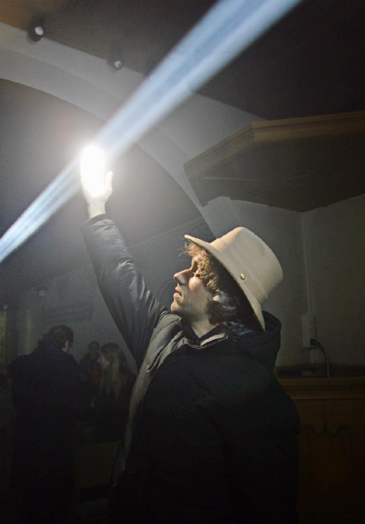 Emilio Ferro mit seiner immateriellen Lichtskulptur. Nebelschwaden sollen den Strahl dem Besuchenden am Tag deutlicher sichtbar machen.