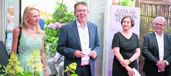 Bundesrat Albert Rösti beehrt das Gstaad Menuhin Festival (GMF) mit seiner Präsenz an der Eröffnung. Hier mit seiner Frau Theres, Grossratspräsidentin Edith Siegenthaler und VR-Präsident Aldo Kropf (v.l.).