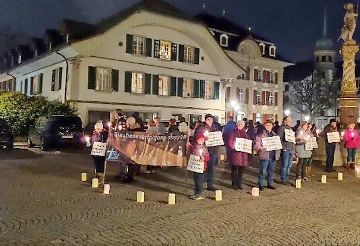 An den Mahnwachen stehen Freiwillige für Menschen ein, die besonders um die Weihnachtszeit wegen ihres Glaubens bedroht werden. FOTO: CHRISTIAN SOLIDARITY INTERNATIONAL