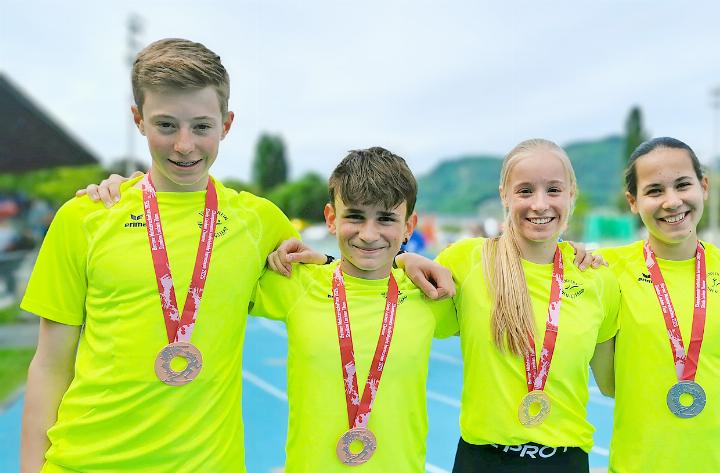 Yanis Reichenbach, Bronze 1500m, Jonas Zeller, Bronze 2000m, Danja Reichenbach, Gold 600m, und Leonie Steffen, Silber 400m. FOTOS: ZVG
