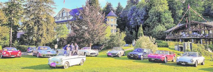 Die Classic Cars vor dem GYC Clubhaus. FOTO: MGI