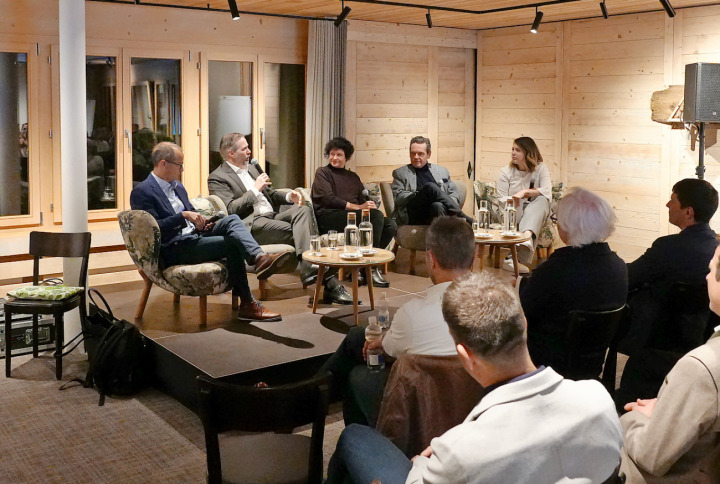 Die Moderatorin Jocelyne Page, Chefredaktorin des «Anzeigers von Saanen» (rechts), entlockte den Podiumsteilnehmenden starke Statements zur Problematik Qualität oder Quantität in der Destination Gstaad: (von links) Glacier-3000-CEO Bernhard Tschannen, Schweiz-Tourismus-Direktor Martin Nydegger, Sonja Kurth, Vorstandsmitglied von Gstaad Saanenland Tourismus, und Andrea Scherz, Direktor und Eigen tümer des Gstaad Palace. FOTO: SONJA WOLF Die Moderatorin Jocelyne Page, Chefredaktorin des «Anzeigers von Saanen» (rechts), entlockte den Podiumsteilnehmenden starke Statements zur Problematik Qualität oder Quantität in der Destination Gstaad: (von links) Glacier-3000-CEO Bernhard Tschannen, Schweiz-Tourismus-Direktor Martin Nydegger, Sonja Kurth, Vorstandsmitglied von Gstaad Saanenland Tourismus, und Andrea Scherz, Direktor und Eigen tümer des Gstaad Palace. FOTO: SONJA WOLF