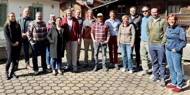 Zusammen weiterhin «am Chare» ziehen: die Mitglieder der IG «Deux im Schnee». FOTO: ZVG