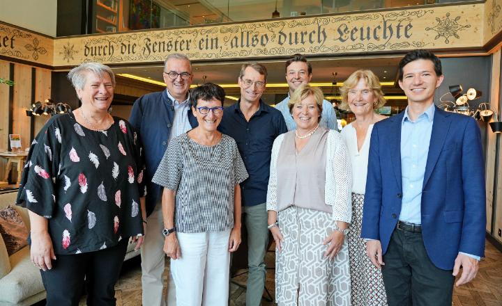 Der Vorstand derFestivalfreunde und der abtretendeKünstlerische Leiter des Gstaad MenuhinFestivals: von linksBeatrice Frautschi,Manfred Weilguni,Claudine Kunz,Christoph Müller,Hannes Bach,Caroline Schwenter,Angelika Heerema undLukas Wittermann.
FOTOS: JONATHAN SCHOPFER