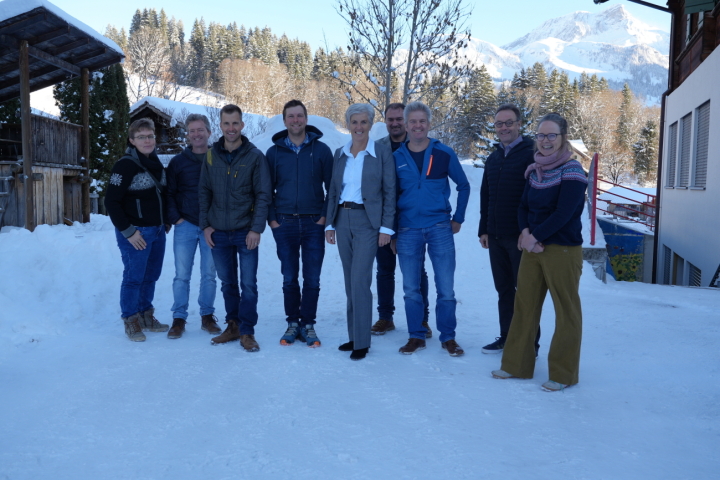 Die alte und neue Gemeindepräsidentin Ruth Oehrli (Mitte) freut sich über die Unterstützung des ganzen Teams. Neu dabei ist Heinz Annen (dritter von rechts), wiedergewählt ist Silver Hauswirth (4. von links). Nun sind sie bereit für die Neuverteilung der Ressorts im Januar 2026: (von links) Claudia Ryter, Andreas Reichenbach, Daniel Oehrli, Silver Hauswirth, Ruth Oehrli, Pascal Bangerter, Heinz Annen, Serge Jungi, Brigitte Klenk. (Foto:Sonja Wolf)