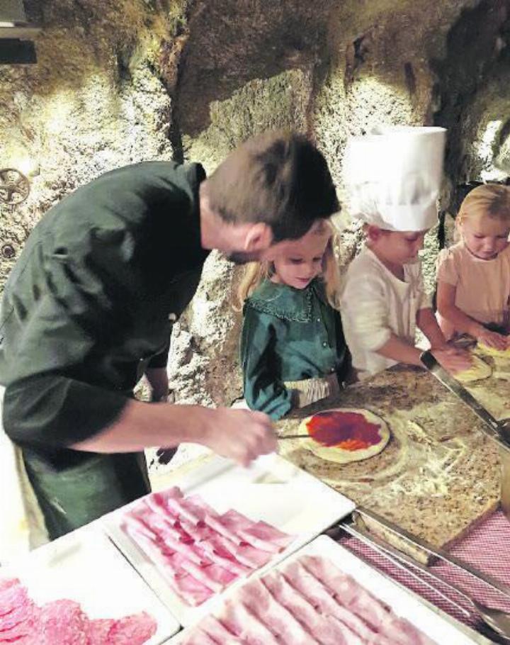 Der stellvertretende Küchenchef Giuseppe berät eine junge «Pizzaiola».