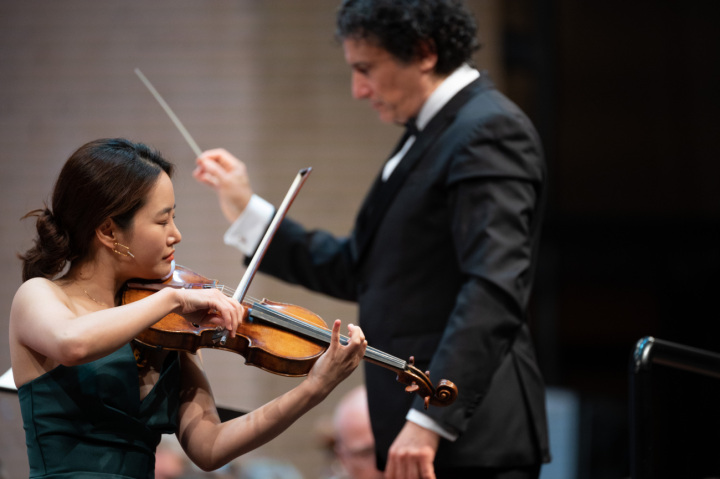 Die Violinistin Bomsori Kim und der Dirigent Alain Altinoglu. (FOTOS: RAPHAEL FAUX/GSTAADPHOTOGRAPHY.COM)