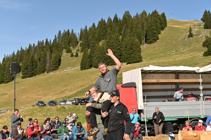Getragen vom Bruder Aellen Philipp und Teamkollege Annen Dominic feiert Aellen Florian unter dem Jubel des Publikums seinen Festsieg auf dem Hornberg. (Fotos: AvS)