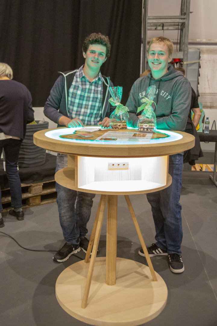 LED-beleuchtet an ihrem multifunktionalen Jasstisch: Schreinerlehrling Cedric Brand (links) und der angehende Elektroinstallateur Lionel von Grünigen. (Foto: Jocelyne Page)