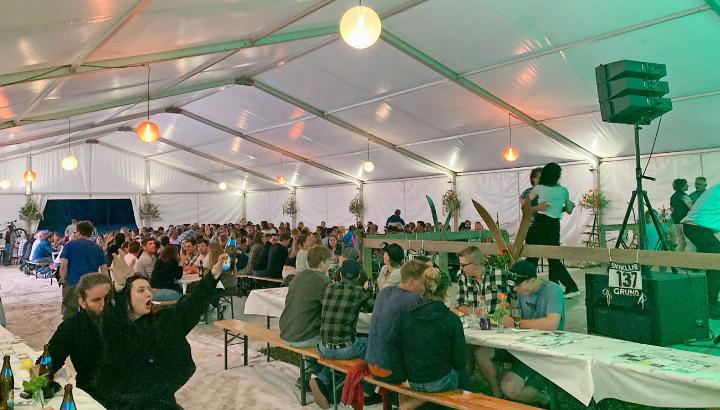 Das Festzelt füllte sich mit Feierlaune und das Zusammensein wurde genossen. FOTOS: JASMIN ELLENBERGER