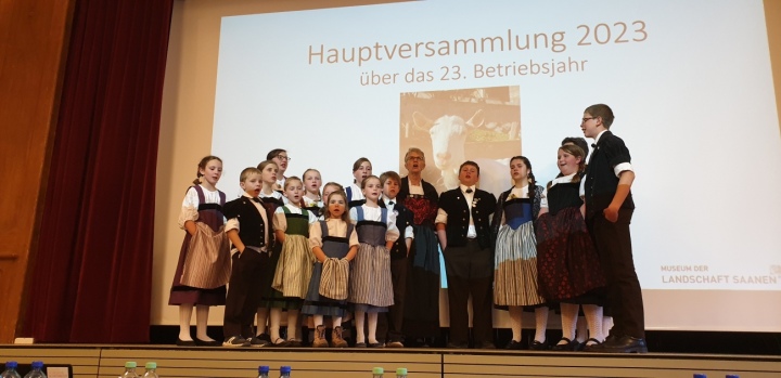 Das Kinderchörli Saanenland bescherte den Mitgliedern mit seinen schönen Liedern einen wunderbaren Einstieg in die Hauptversammlung des Museums der Landschaft Saanen. (Fotos: AvS)