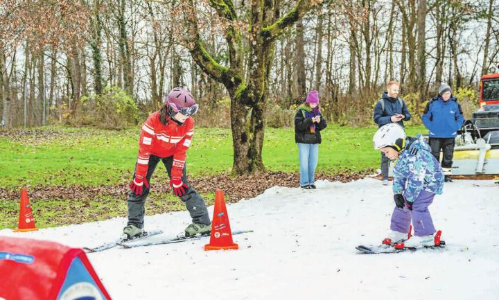 In der Stadt Skifahren lernen mit Saaner Schneesportlehrern, dies ermöglich der «Schneespass Weyerli». FOTOS: DESTINATION GSTAAD / SUSANNE GOLDSCHMID
