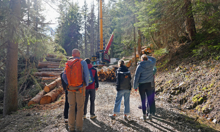 Interessiert betrachten die Schüler:innen die Holzmaschine, welche die Baumstämme in gleichgrosse Stämme zersägt. FOTOS: PAULA MITTAG Interessiert betrachten die Schüler:innen die Holzmaschine, welche die Baumstämme in gleichgrosse Stämme zersägt. FOTOS: PAULA MITTAG