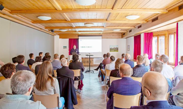 Am ersten «berneroberland.dialog» referierte Matthias In-Albon, Geschäftsführer der Bergbahnen Destination Gstaad AG (BDG) über die ersten Zahlen des Magic Pass.  FOTOS: JOCELYNE PAGE