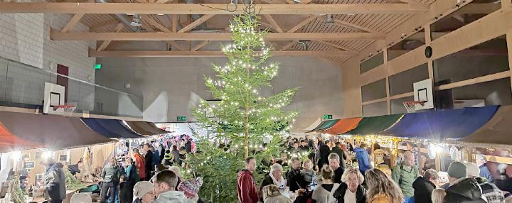 Weihnächtliche Stimmung in der Mehrzweckhalle Gsteig. FOTOS: ZVG