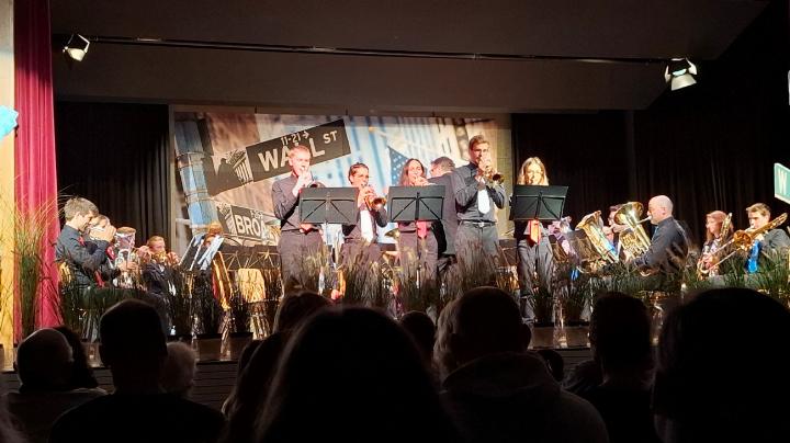 Die BBHS mit den fünf Cornetsolisten: v.l. Lionel von Grünigen, Corina Brügger, Cornelia Ziegler, Elio von Grünigen und Catherine Berger spielten gekonnt die humor- und anspruchsvolle Komposition «Burgler’s Holiday» von Leroy Anderson. FOTOS: UELI MÜLLER