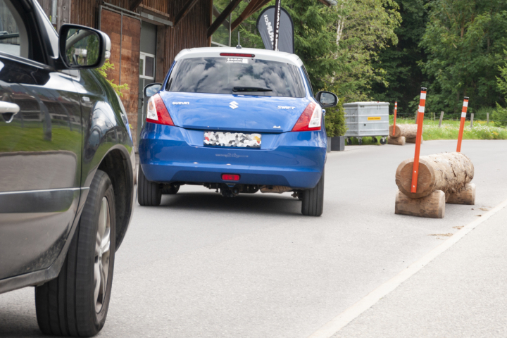 Baumstämme auf der Strasse, die vermehrt zu kritischen  Situationen geführt haben, wird es an der Rübeldorfstrasse keine mehr geben. (Foto: AvS)