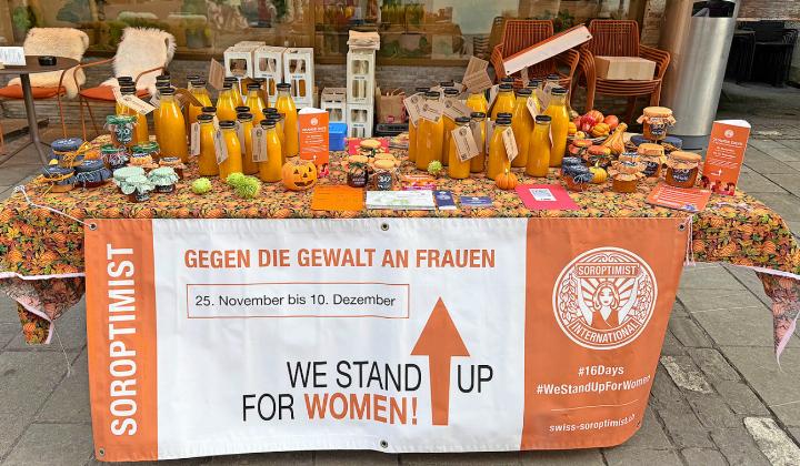 «Orange Days», orangefarbenes Dekor. FOTO: CAROL THOENEN