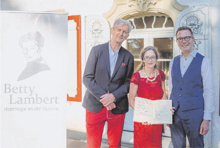 V.l. Patrick Cramer (Enkel von Betty Lambert), Franziska Streun und Raphael Lanz (Stadtpräsident Thun) mit dem Gästebuch.