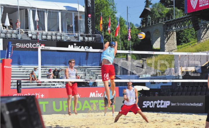 Anders Mol vermag den ersten Matchball im zweiten Satz nicht zu verwerten. Während Yves Haussener nach seinem Block landet, bringt sich Quentin Métral für die Ballannahme in Position. FOTOS: JENNY STERCHI