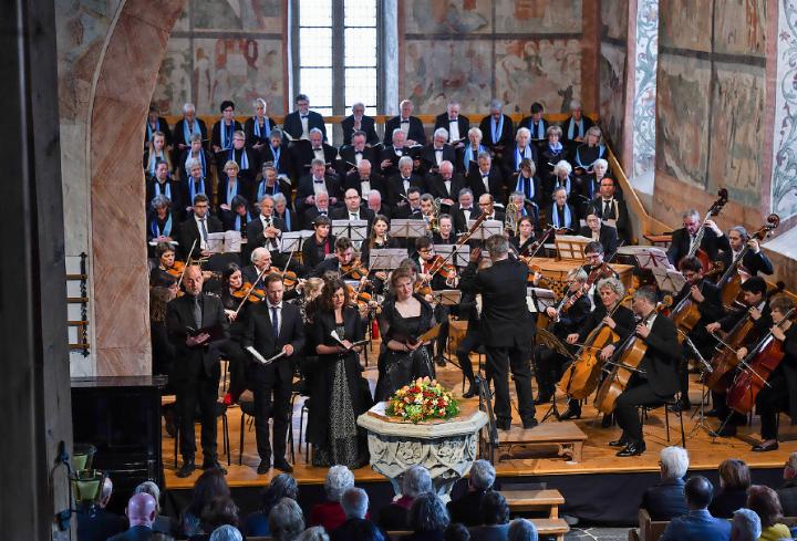 Chor und Orchester füllen die Bühne der Mauritiuskirche in Saanen, ein besonderes Erlebnis auch für die Musizierenden. FOTO: PHILIPPE CHEVALIER