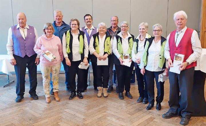 Die anwesenden geehrten Chormitglieder der Chorvereinigung Berner Oberland.   FOTO: RENATE LENGACHER