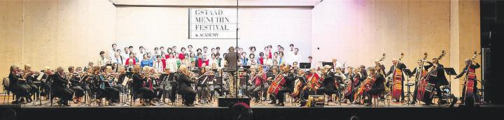 Das Gstaad Festival Amateur Orchestra und der Seoul Cheong Chun Choir an einer Probe mit dem Dirigenten Kevin Griffiths. FOTOS: JOONYOUNG KIM