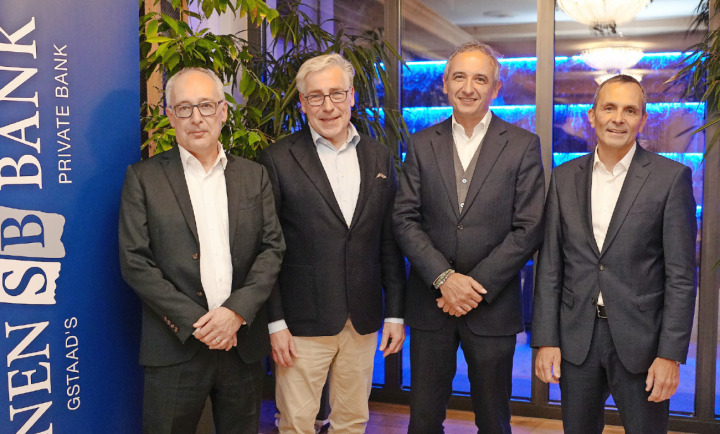 Die Saanen Bank organisierte den Börsenbarometer: von links: Dominique Huwiler (Mitglied der Geschäftsleitung), Prof. Dr. Klaus W. Wellershoff (Gastredner), Gianluca Biggi (Mitglied der Direktion), und Beat Welten (Mitglied der Direktion). FOTOS: JONATHAN SCHOPFER Die Saanen Bank organisierte den Börsenbarometer: von links: Dominique Huwiler (Mitglied der Geschäftsleitung), Prof. Dr. Klaus W. Wellershoff (Gastredner), Gianluca Biggi (Mitglied der Direktion), und Beat Welten (Mitglied der Direktion). FOTOS: JONATHAN SCHOPFER