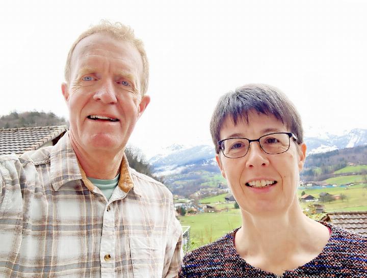 Andreas Grünig übergibt die Geschäftsführung der Berg- und Planungsorganisationen Obersimmental-Saanenland und Kandertal an Evelyne Coleman Brantschen. FOTO: ZVG