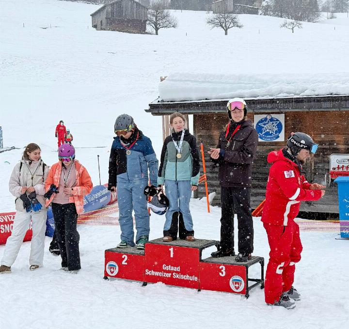 Jede Austauschwoche endet mit einem Skirennen. Hier die Preisverleihung in der ersten Lagerwoche der Wintersaison. FOTO: ELISA OPPERMANN