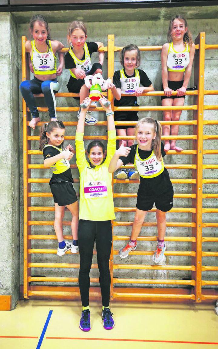 Beim UBS-Kids-Cup-Team-Kantonalfinal in Burgdorf haben Liana Peverelli, Melina Peverelli, Joelle Steffen, Fiona von Siebenthal, Emelie Hermann, Elena Hermann und Coach Leonie Steffen teilgenommen (stimmt nicht mit der Reihenfolge auf dem Bild überein). FOTO: MARIANNE STEFFEN, TV SAANEN-GSTAAD