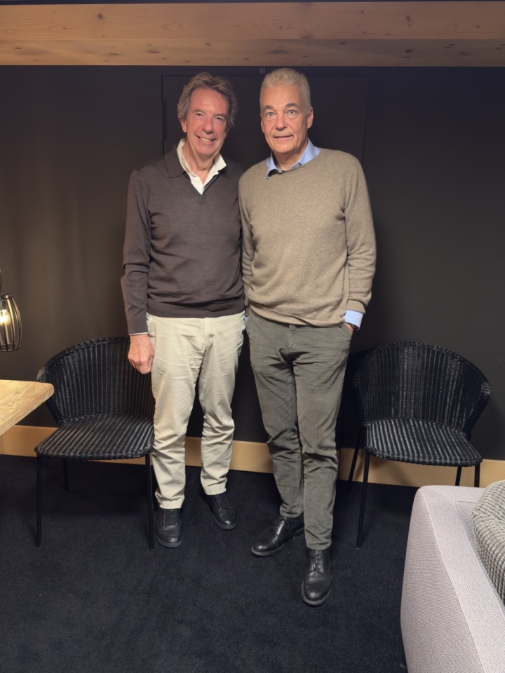 Philippe Gudin (links)  übergibt das Präsidium an Antoine Spillmann. (Foto: Marco Kellenberger)