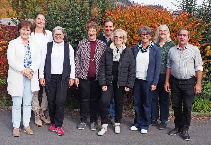 Der Vorstand des Kirchlichen Bezirks Obersimmental-Saanenland, bestehend aus Sekretärin Brigitte Käser, Alena Perren (Präsidentin St. Stephan), Theresa Rieder (Präsidentin Kirchlicher Bezirk), Susanna Zürcher (Co-Präsidentin Boltigen), Stephan Addor (Präsident Lauenen), Kassierin Susanne Oswald, Monika Steiner (Präsidentin Saanen-Gsteig), Kerstin Kopp (Präsidentin Zweisimmen) und Hans Walker (Präsident Lenk). FOTO: ZVG