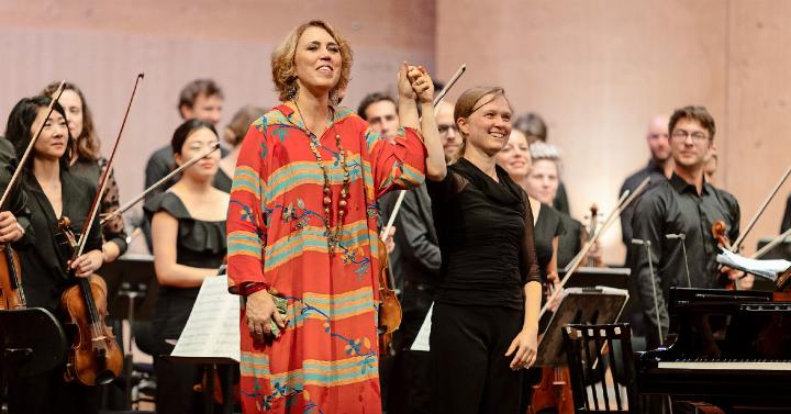 Gabriela Montero, hier mit der Dirigentin Mirga Gražinytė-Tyla, brachte nicht nur musikalisch, sondern auch optisch Farbe ins Spiel. FOTO: ZVG/BAILEY DAVIDSON PHOTOGRAPHY