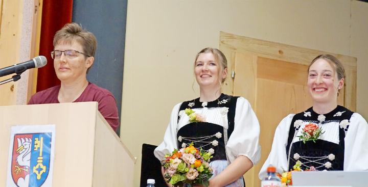 Die Lauener Gemeinderätin Claudia Ryter und die beiden Ehrendamen Tamara von Grünigen und Nadine Reichenbach (v.l).    FOTOS: ZVG