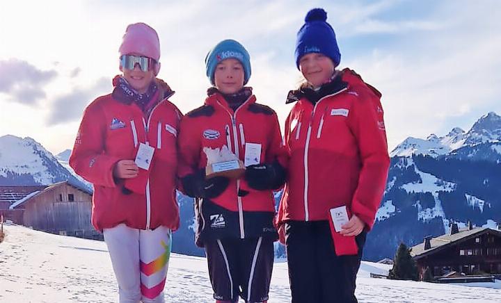 Podest Mini-JO Mädchen: v.l. Elena Herrmann, Siegerin Fiona von Siebenthal und Laetitia Matti.