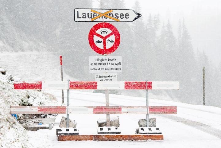 Das herkömmliche Winterfahrverbot an der Lauenenseestrasse gehört schon bald der Vergangenheit an. Stattdessen gilt dann ein allgemeines Fahrverbot mit Barriere. FOTOS: KEREM MAURER