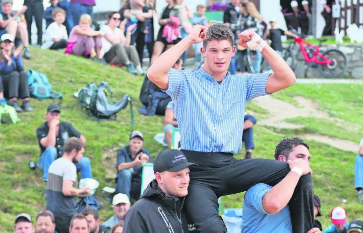 Festsieger Thöni Ivan, nachdem er im Schlussgang Kaspar Wyss nach 8:50 Minuten mit Innerem Haken bezwungen hatte. FOTO: MARLIES BIRCHER