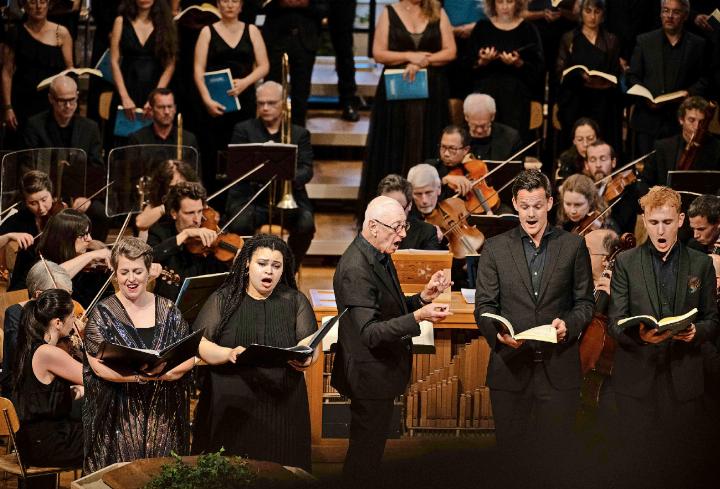 Kompakt und empathisch dabei: Chor und Orchester der «Les Arts Florissants» mit (v.l.) der Sopranistin Emmanuelle de Negri, der Kontra-Altistin Jasmin White, Dirigent William Christie, Tenor Moritz Kallenberg und Bariton Matthieu Walendzik. FOTO: RAPHAEL FAUX/ GSTAADPHOTOGRAPHY.COM