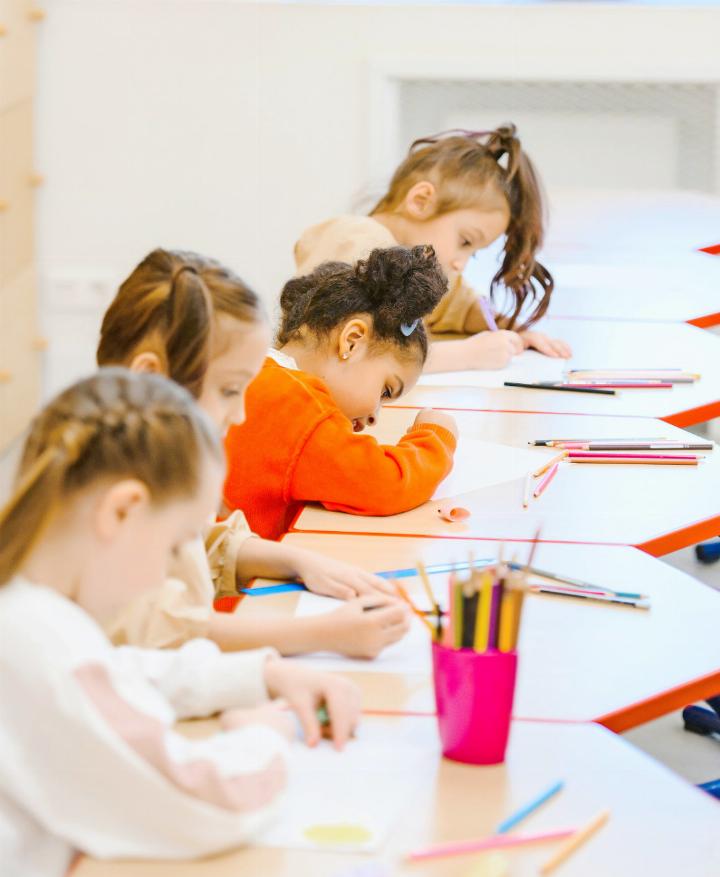 Schülerinnen arbeiten konzentriert an ihren Aufgaben. Moderne Unterrichtsformen setzen vermehrt auf selbstständiges Arbeiten, Gruppenarbeit und individuelle Förderung – dafür braucht es neben den Klassenzimmern zusätzliche Lernräume.    SYMBOLBILD: PEXELS