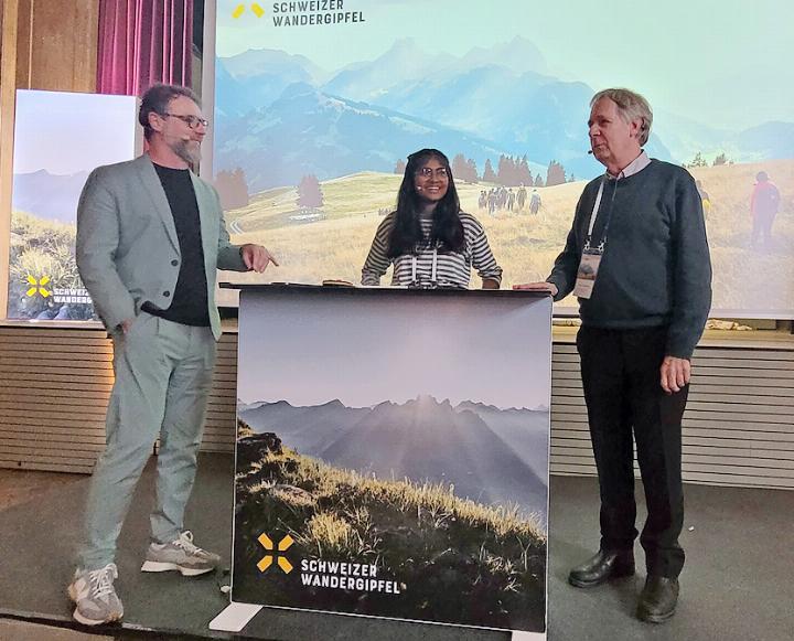 Wie schon bei der Erstdurchführung des Wandergipfels hat der TV-Moderator und passionierte Wanderer Nik Hartmann die Veranstaltung moderiert. Hier bei der Podiumsdiskussion mit Reena Krishnaraja und François Höpflinger über die Generationsunterschiede.