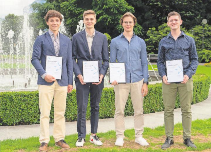 Ruag-Elektroniker unter sich: v.l. Diego Marti, Ruag AG, Zweisimmen, Laurin Michel, Ruag AG, Wilderswil, Flurin Jürg Müller, Ruag AG, Zweisimmen, Pascal Pfäffli, Ruag AG, Zweisimmen. FOTO: ZVG