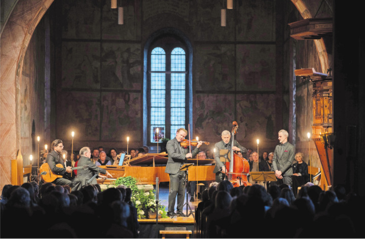 Sie lieferten ein unfassbares Crossover-Konzert: v.l. Jazzgitarrist Joscho Stephan, Pianist Jacques Ammon, Daniel Hope, Kontrabassist Stéphane Logerot und Omar Massa, Bandoneon. FOTOS: RAPHAEL FAUX/GSTAADPHOTOGRAPHY.COM