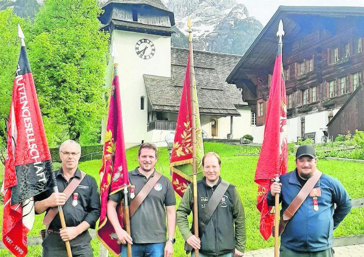 Vereinsfähnriche: v.l. Rolf Kunz, Saanenmöser, Patrick Müllener, Gsteig, Rolf Reichenbach, Lauenen, und Ueli Fiechter, Saanen. FOTOS: ZVG