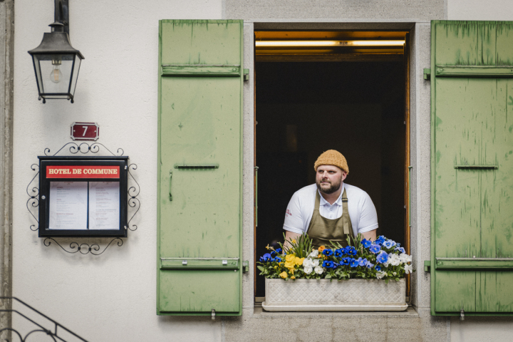 Michaël Burri hat das Hôtel de Commune de Rougemont übernommen. FOTO: GABRIEL MONNET
